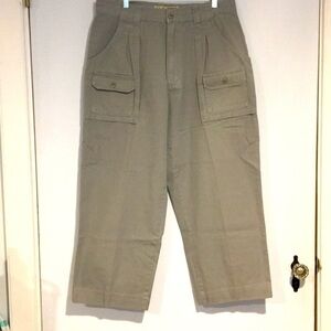 Cabela’s Women’s gray seven pocket hiker capris